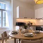 100M2 Wenceslas Comfort, 3Bdr With Netflix